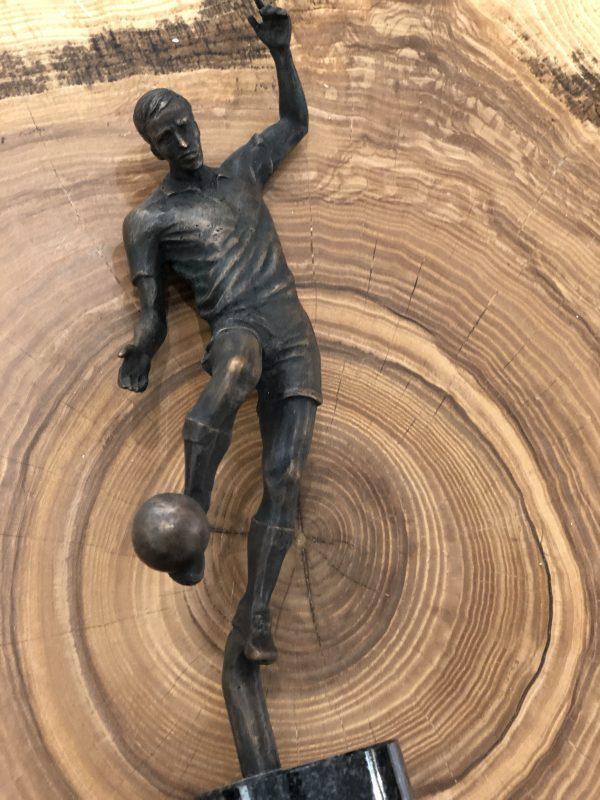 Скульптура "Футболист" (бронза, гранит)