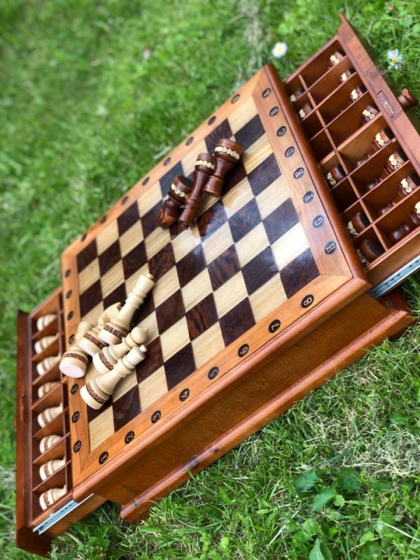Шахматы, декорированные в технике «скань»