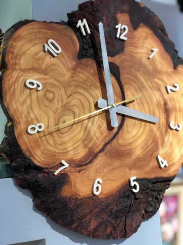 Часы из капа лиственницы