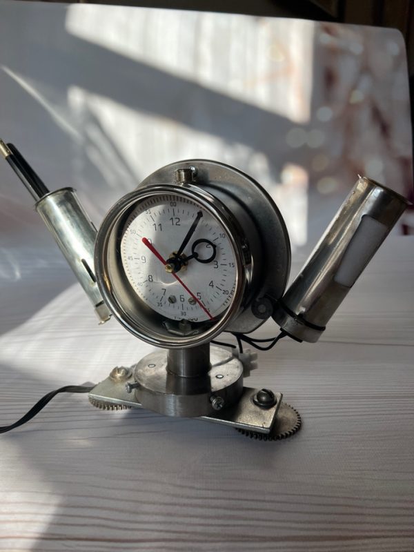 Часы-настольный прибор с о светильником и монометром