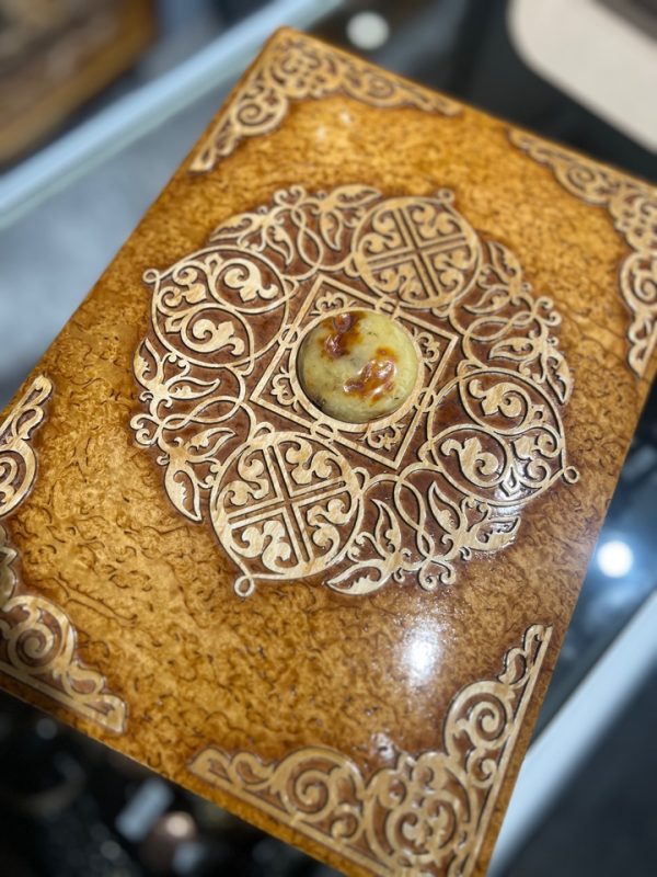 Сувенирная шкатулка для часов (карельская береза, янтарь)