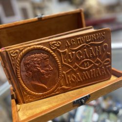 Книга Руслан и Людмила в подаоочной шкатулке